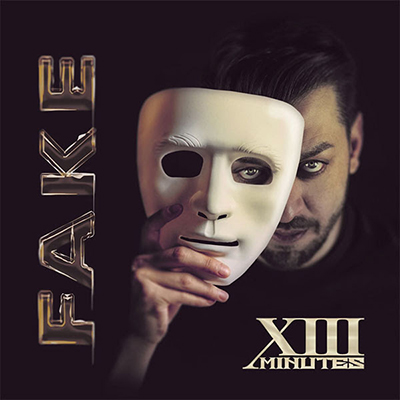 XIII Minutes na scenie podczas koncertu rockowego w Tulsa, fani z uniesionymi rękami