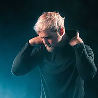 Micah Ariss – “Rescue”: the new single arrives with two videos and a disarming honesty